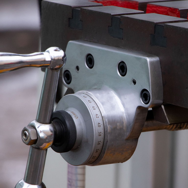 Фрезерный станок с УЦИ Visprom FHX-55PD